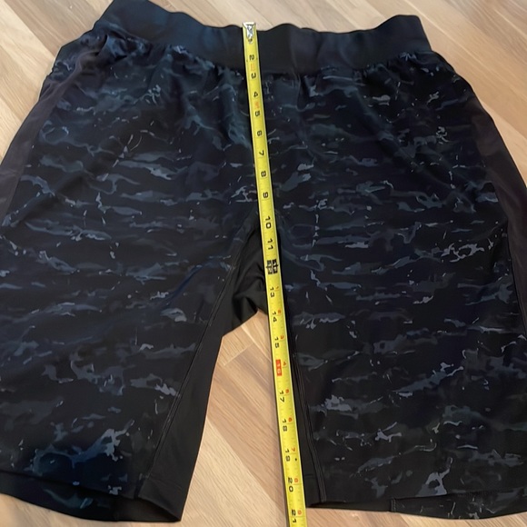 Lululemon Men’s Athletic Shorts - Picture 9 of 10